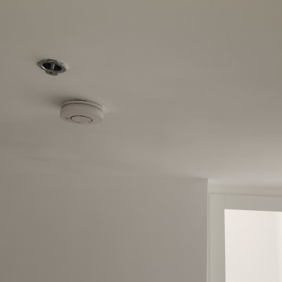 תקרה עם גלאי עשן ונורה תלויה