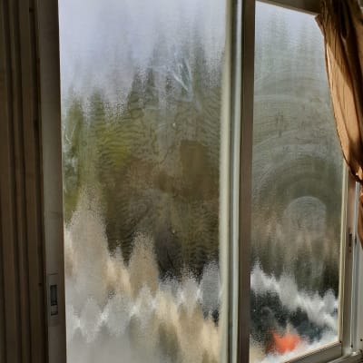 חלון זכוכית עם אדים וטביעות אצבעות