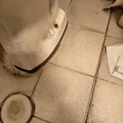 רצפת חדר אמבטיה עם כיור וניקוז