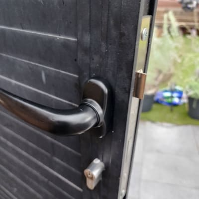 ידית ודלת עם מנעול בתחום המנעולנות