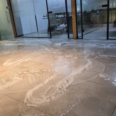 רצפה רטובה עם סבון במשרד