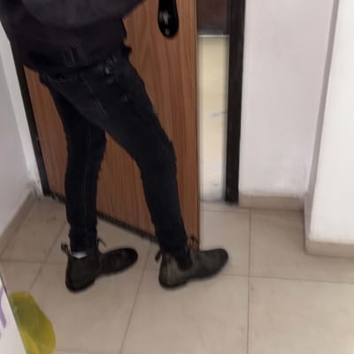 אדם עובד על דלת עם כלי עבודה בתחום המנעולנות