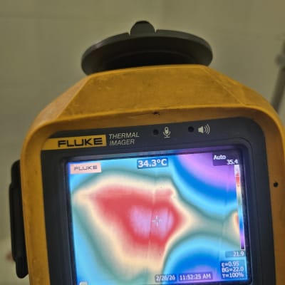 מד חום תרמי מציג תמונה צבעונית של אזור חם