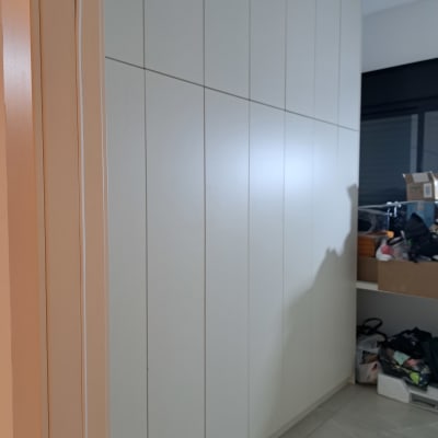 ארון קיר לבן עם מדפים וארגזים