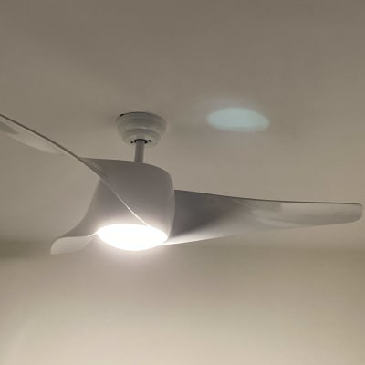 מאוורר תקרה עם תאורה דולקת