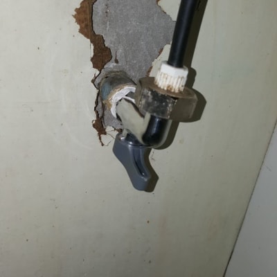 ברז מים עם צינור מחובר לקיר