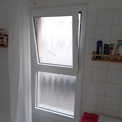 חלון אלומיניום עם זכוכית חלבית בחדר אמבטיה