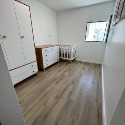 רצפת פרקט עץ בחדר ילדים מואר