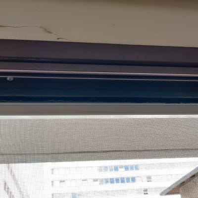 מסגרת אלומיניום לחלון עם רשת