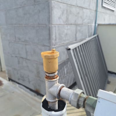 שסתום על גג בניין ליד קיר בטון