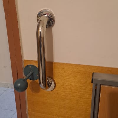 ידית מתכת על דלת עץ עם לוח עץ