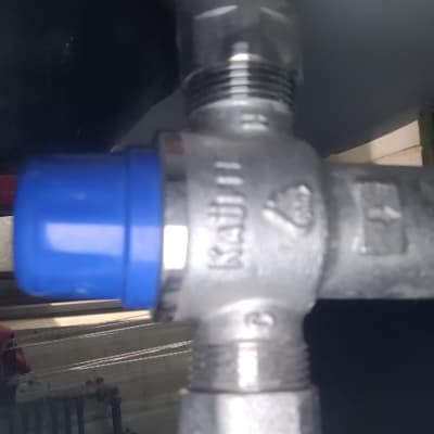 שסתום מתכת עם כובע כחול במערכת סולארית