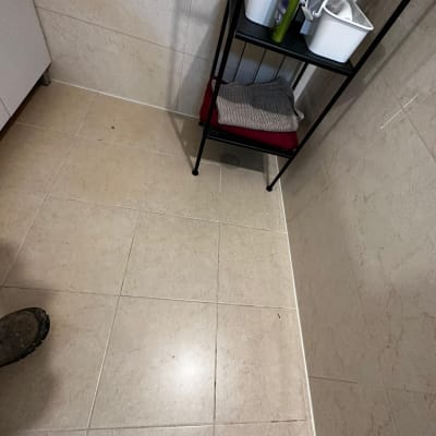 רצפת אריחים עם קווים אטומים בחומר איטום