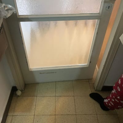 דלת עם זכוכית חלבית ודוגמה עליונה