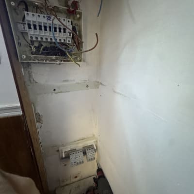 לוח חשמל פתוח עם חוטים וכלים חשמליים