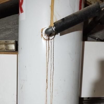 דוד שמש עם צינור מחובר ונזילה גלויה