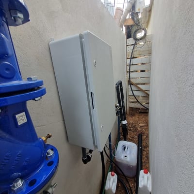 מיכלים וצינורות להשקיה בגינה