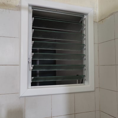 מסגרת אלומיניום עם תריסי זכוכית