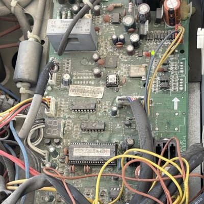 לוח מעגלים מודפס עם חוטים ורכיבים אלקטרוניים