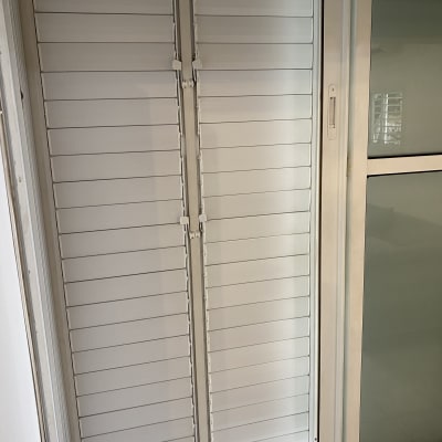 תריסים נקיים ליד חלון זכוכית