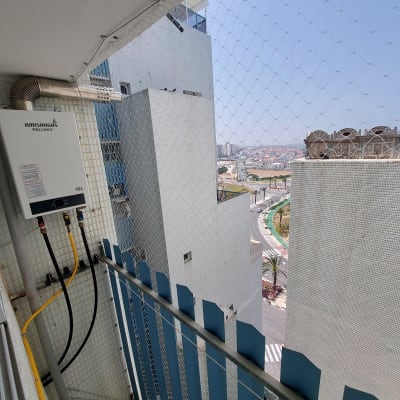 רשת למניעת כניסת יונים במרפסת בניין