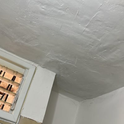 תקרה משופצת עם קירות צבועים בחדר אמבטיה