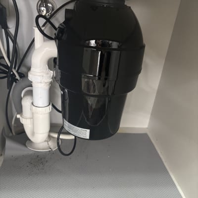 מתקן טוחן אשפה מתחת לכיור במטבח