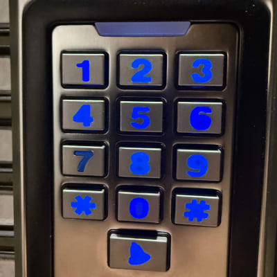 לוח מקשים עם מספרים ותאורה כחולה