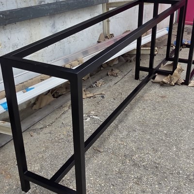 מסגרת מתכת שחורה על רקע קיר חיצוני