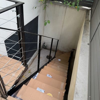 מדרגות עץ בגינה