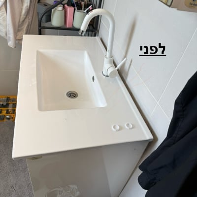כיור לבן עם ברז בחדר אמבטיה