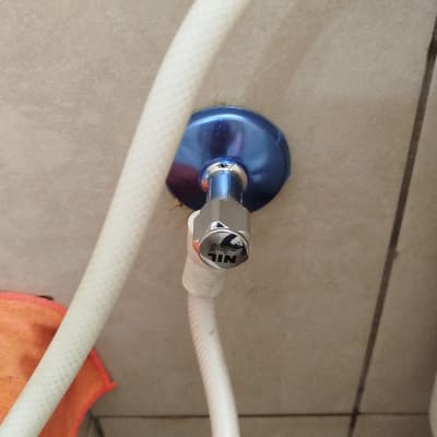 צינור מים מחובר לשסתום מתכת על קיר