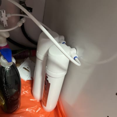 מסנני מים מתחת לכיור עם צינורות חיבור