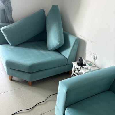 ספות טורקיז עם כריות מונחות, כבל חשמל על הרצפה