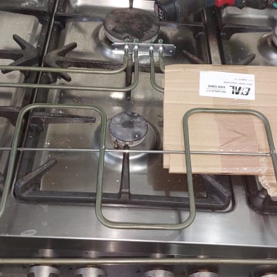 תנור גז עם מבערים ומתקן חימום חשמלי