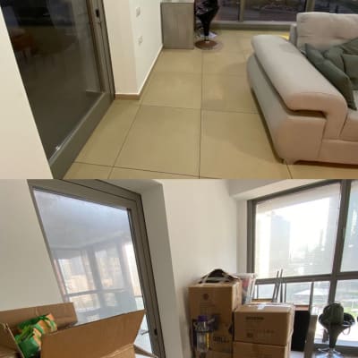 ארגזים מסודרים ליד חלון גדול בדירה