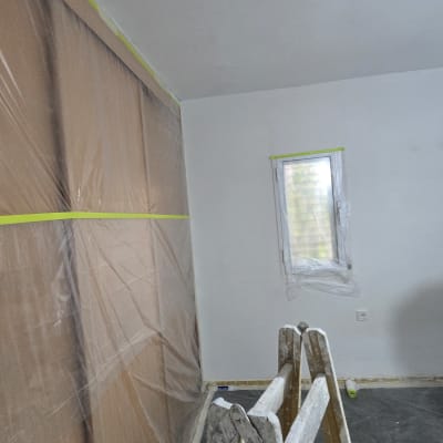 סולם וחיפוי פלסטיק לקראת צביעה בחדר