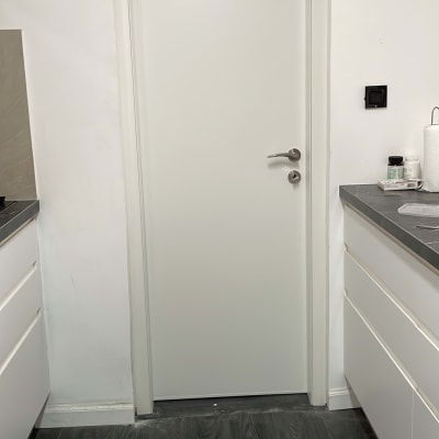 דלת לבנה עם ידית כסופה במטבח מודרני