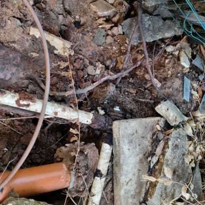 צינורות וחפירה באדמה, עבודה בתחום האינסטלציה