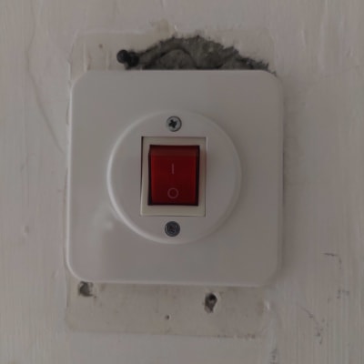 מתג חשמלי עם כיסוי לבן וברגים