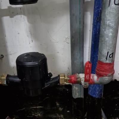 צינורות מים עם ברזים אדומים ומחברים