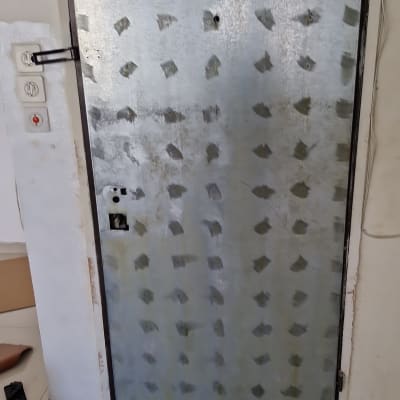 דלת מתכת עם סימני תיקון והתקנה
