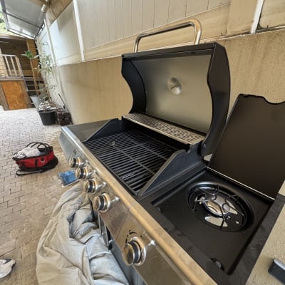 גריל גז עם כיסוי פתוח בחצר