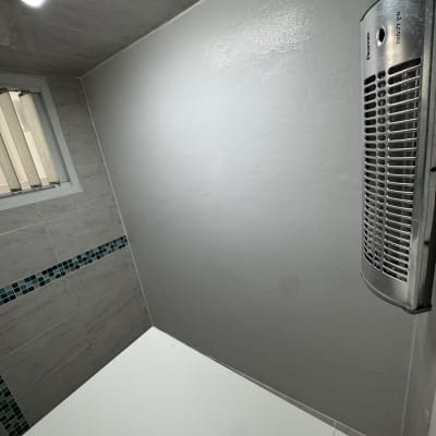 קיר צבוע עם אריחים ותאורה בחדר אמבטיה