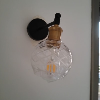 מנורת קיר עם נורת לד מעוצבת