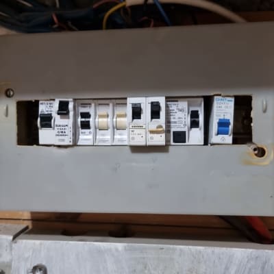 לוח חשמל עם מפסקים וחוטי חשמל צבעוניים