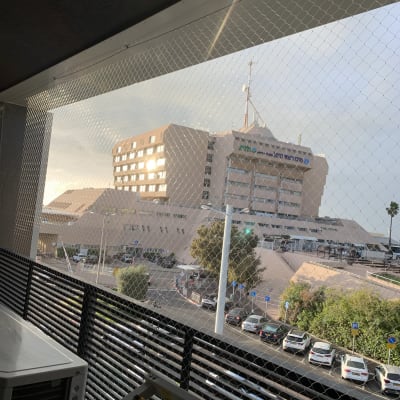 רשת מתכת מותקנת על מרפסת למניעת כניסת יונים