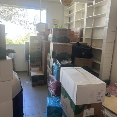 ארגזים וציוד ארוזים בחדר לקראת מעבר דירה