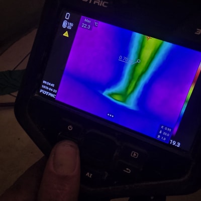 תמונה של מצלמה תרמית עם תצוגת חום