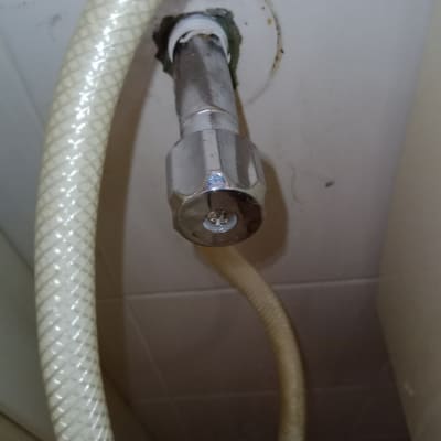 צינור מים מחובר לברז מתכת על קיר